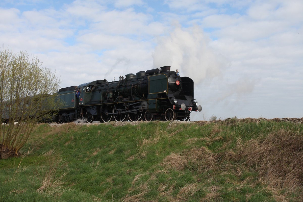 mfpn_trains's tweet photo. Retour en avril 2016, où notre association participait à la Fête de la Vapeur au #CFBS.
Nous retrouvions entre autres l'@Ademas_metro et sa rame Sprague-Thomson, aux côtés de la #231K8. Une rencontre insolite 🚂
Photos MFPN https://t.co/ggOFnTCyHl