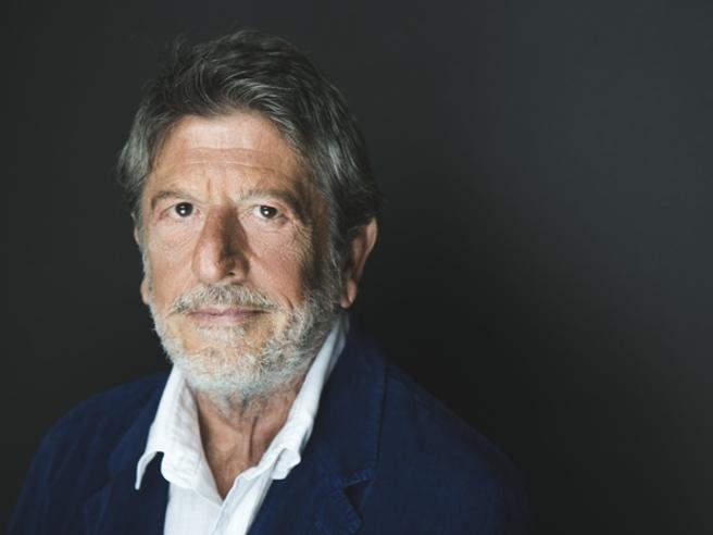 Ho scelto questa foto, di #AndreaPurgatori, perché in ogni cosa che diceva, scriveva, raccontava - i grandi crimini e le piccole verità, le cose epocali, già raccontate mille volte, e le cose che nessuno voleva raccontare - brillava la sua ironia, la sua umanità, il suo affetto.
