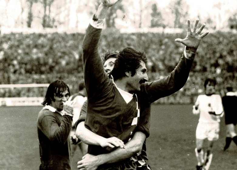 Voor cultureel jaarboek Buun mag ik dit jaar de grote Mikan Jovanovic interviewen.

Samen met Ger van Rosmalen (over VVV-iconen gesproken!) blik ik met Mikan terug op zijn voetbaljaren en zijn rijke leven. Een enorme eer om te mogen gaan doen.