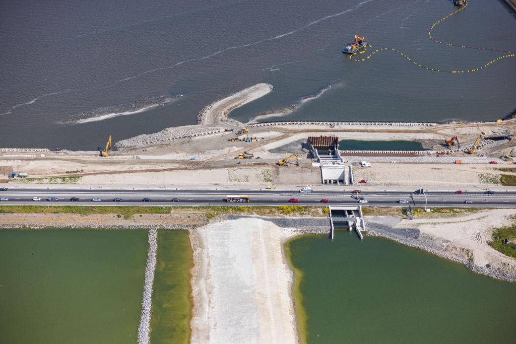 Afgelopen maand zijn een drietal schuiven geplaatst in de #Vismigratierivier. Deze schuiven bepalen in de toekomst de #stroomsnelheid van het water voor #trekvissen. Bij een te zachte stroming raken zij gedesoriënteerd, het water is voor hen namelijk een richtingaanwijzer. 🐟🧭