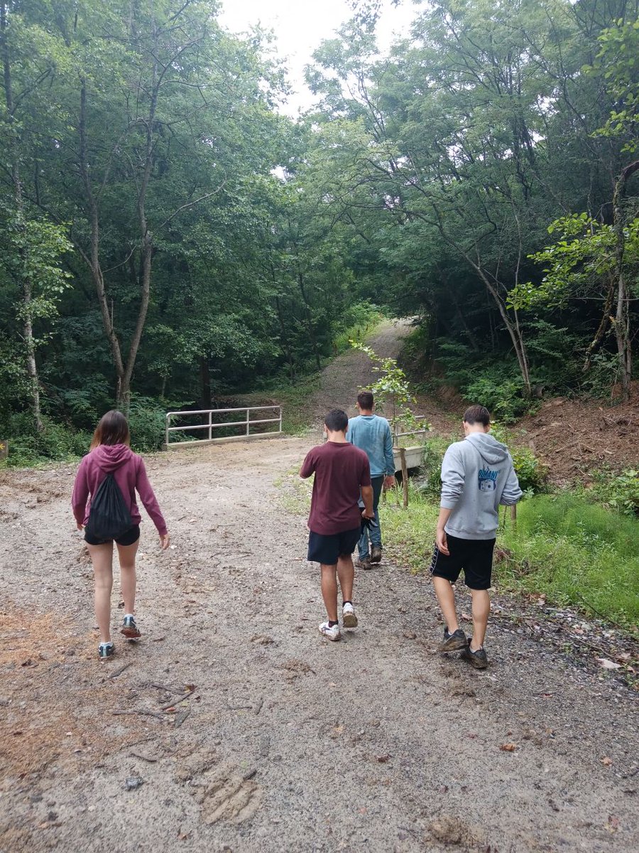 DYAGipuzkoa's tweet photo. Hoy en #GazteDYA toca actividad de rescate de montaña. Nos hemos desplazado hasta el parque de #Listorreta, donde pondremos en práctica lo aprendido sobre cómo orientarnos en el monte con la aplicación de móvil #IGN. https://t.co/nmVVqsIOhe