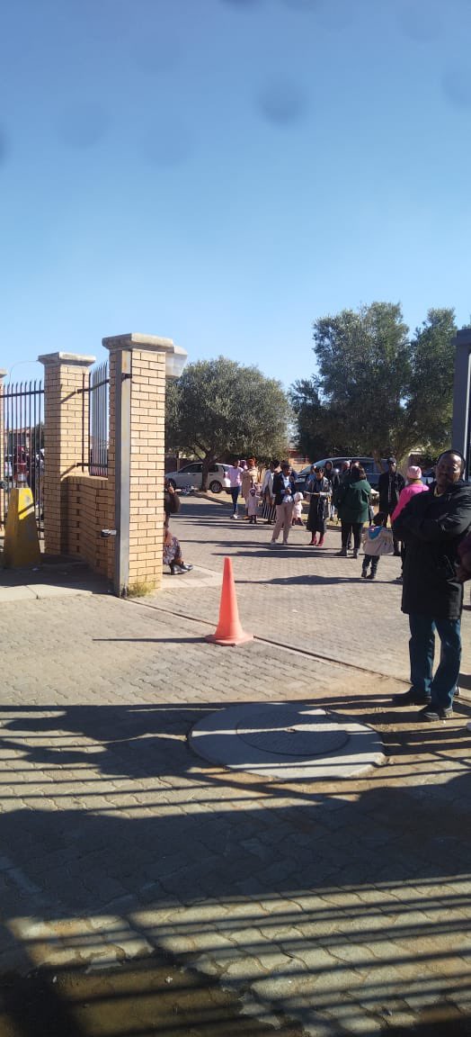 ReggieReporter's tweet image. Court proceedings at the Galeshewe Magistrate’s Court in Kimberley are taking place outside a makeshift tent. This follows the indefinite closure of the building, due to structural defects. The Labour Dept closed the court’s doors,stating it poses a threat of collapse. #sabcnews