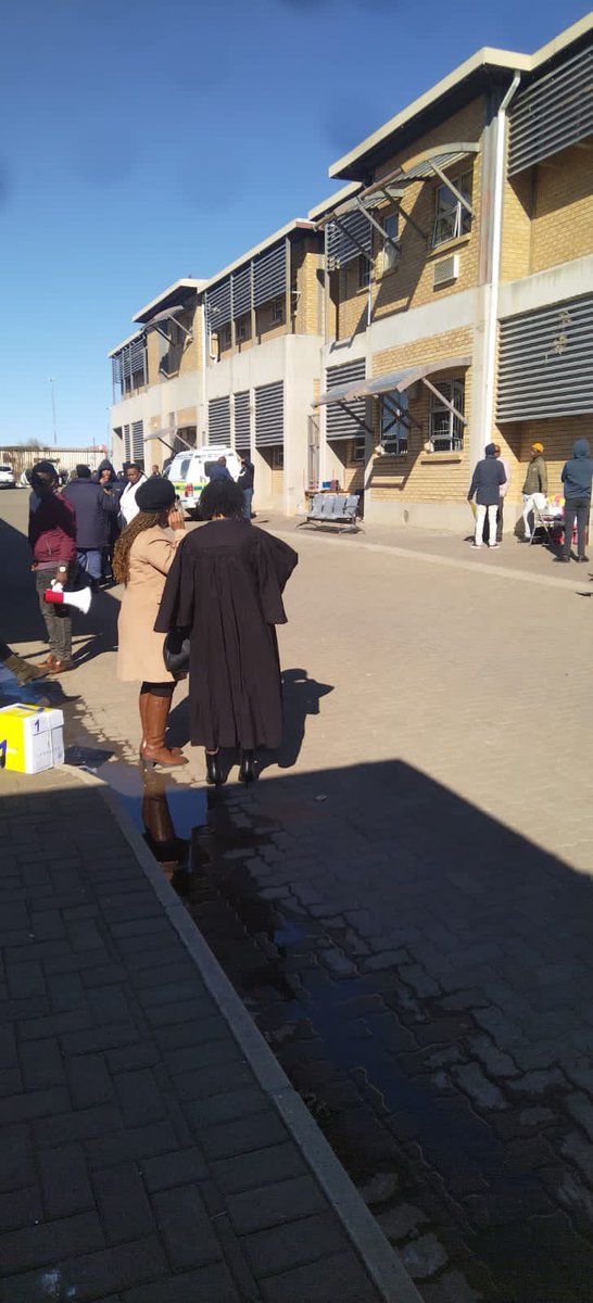 ReggieReporter's tweet image. Court proceedings at the Galeshewe Magistrate’s Court in Kimberley are taking place outside a makeshift tent. This follows the indefinite closure of the building, due to structural defects. The Labour Dept closed the court’s doors,stating it poses a threat of collapse. #sabcnews