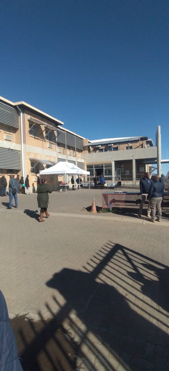 ReggieReporter's tweet image. Court proceedings at the Galeshewe Magistrate’s Court in Kimberley are taking place outside a makeshift tent. This follows the indefinite closure of the building, due to structural defects. The Labour Dept closed the court’s doors,stating it poses a threat of collapse. #sabcnews
