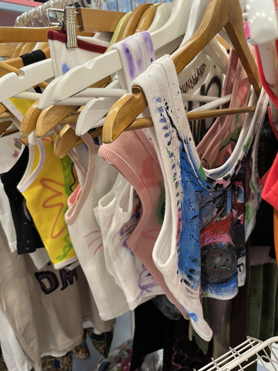 502Null's tweet image. sumpah ini tanktopnya lucu” smua tp klo aku pake di indo auto diliatin ga si …