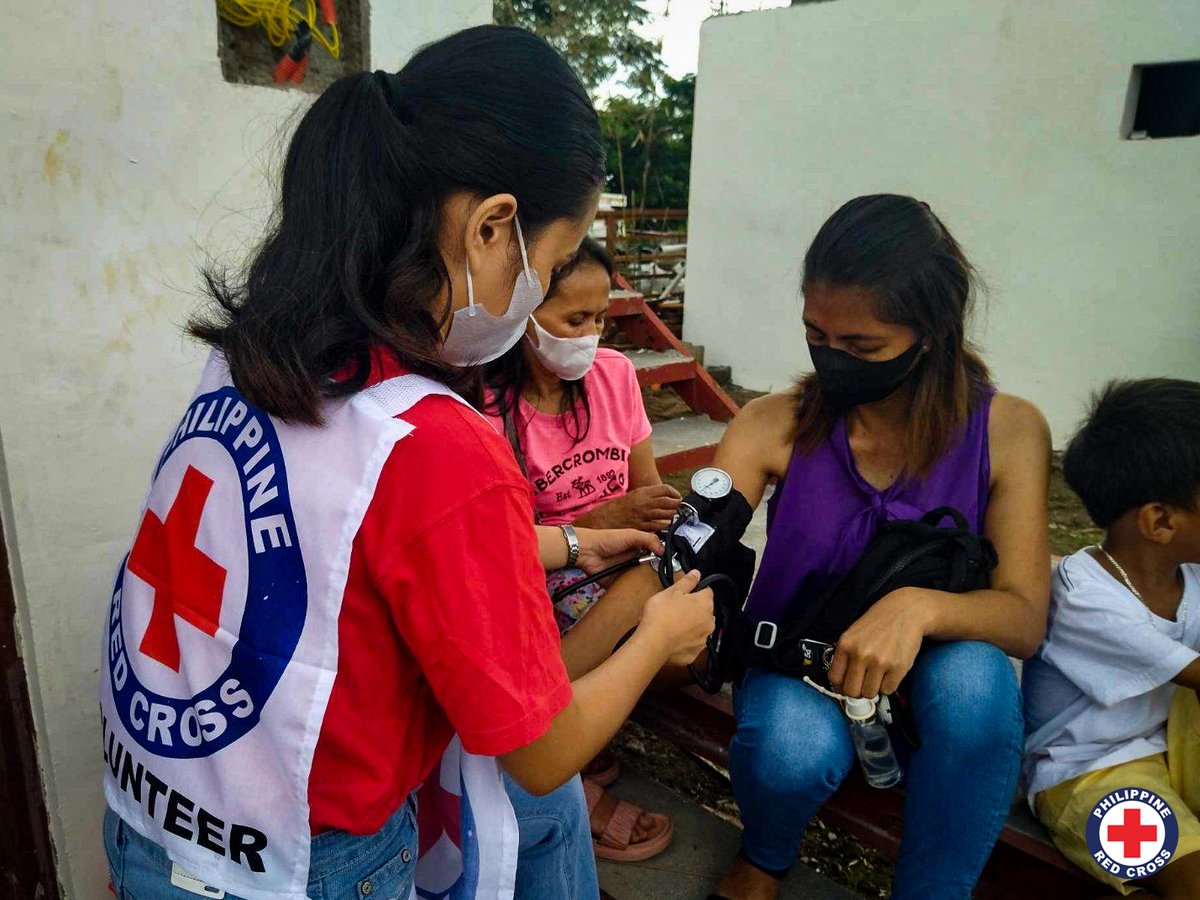 philredcross's tweet photo. 🚀🏥 Philippine Red Cross Health Caravan continues across the nation! 🚀🏥

Yesterday, our PRC volunteers and staff from Quezon and Iloilo made a remarkable impact in their communities. Check out their photos!

🩸 In Quezon, the Chapter organized a successful blood-letting activity and medical mission specifically for the benefit of Persons with Disabilities (PWDs). Our compassionate PRC volunteers gathered at Brgy Mason Sur in Candelaria, Quezon and provided dental, pediatric, and general medical services to the community. Together, we're making healthcare accessible to all! 💉👩‍⚕️👨‍⚕️

🏥 Meanwhile, in Iloilo, the PRC volunteers visited Brgy. Mali-ao in Leon, where they distributed medicines, vitamins, and health kits and conducted first aid training to equip the community for emergencies. PRC also vaccinated people against COVID-19, contributing to the fight against the pandemic! 💪💊💙

Stay tuned for more updates as our Philippine Red Cross Health Caravan keeps moving forward, touching lives, and making a difference in every step we take! ❤️🚑

#PRCHealthCaravan #PhilippineRedCross #HumanityInAction #HealthcareForAll #VolunteersRock #MakingADifference #CommunityService #StrongerTogether