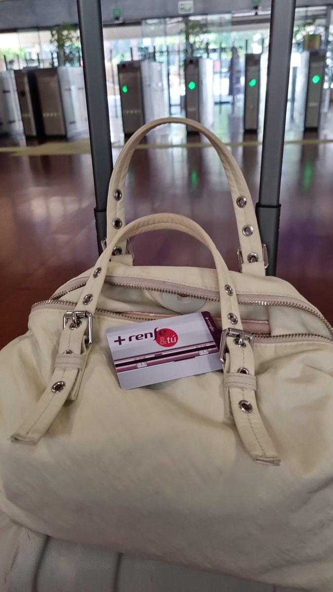 Viva por las políticas públicas que nos incentivan a usar menos el coche, a contaminar menos, y a precios populares. 10 euros para viajes ilimitados en Valencia y Castellón. El 23J tenemos que aplaudir ésto y tantas otras cosas, para no volver a las cavernas.