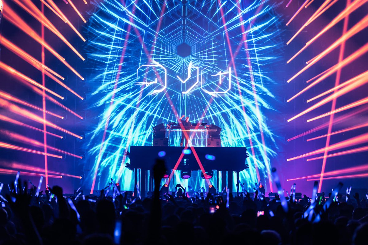 ChamSysLtd's tweet photo. 🤩 Technology opens door to creativity for Leon Driessen, Yves Smolders &amp; Frank Verstraeten - Zillion Presents Iluminati at Sportpaleis Antwerpen with the @ChamSysLtd MagicQ MQ500M.

#ChamSys #zillion #illuminati #MagicQInControl #MagicQ #stagelightingdesign #lightingdesign https://t.co/vLCwDVsoAk