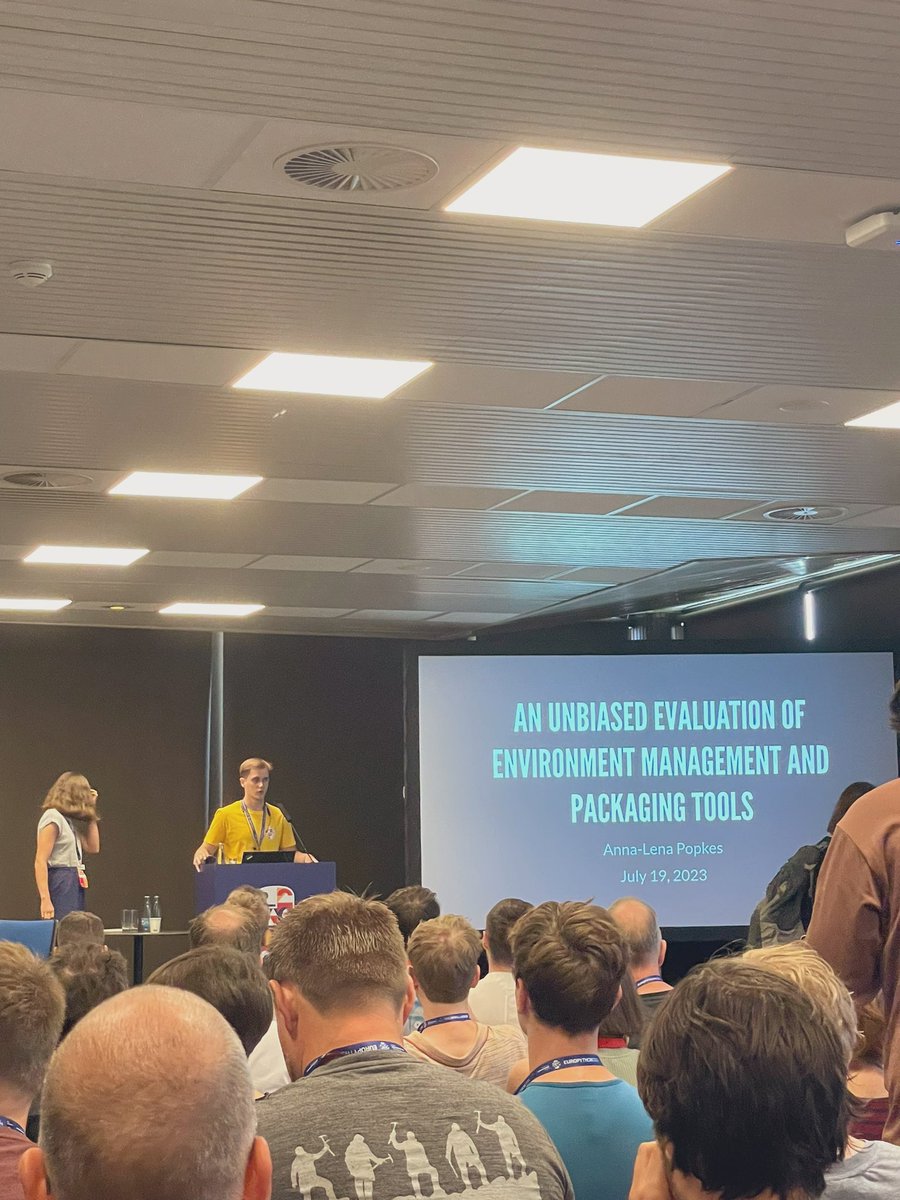viperale's tweet image. Anna-Lena Popkes at #EuroPython2023 talking about the vast sea of packaging and environment managers in Python 👏🏼
