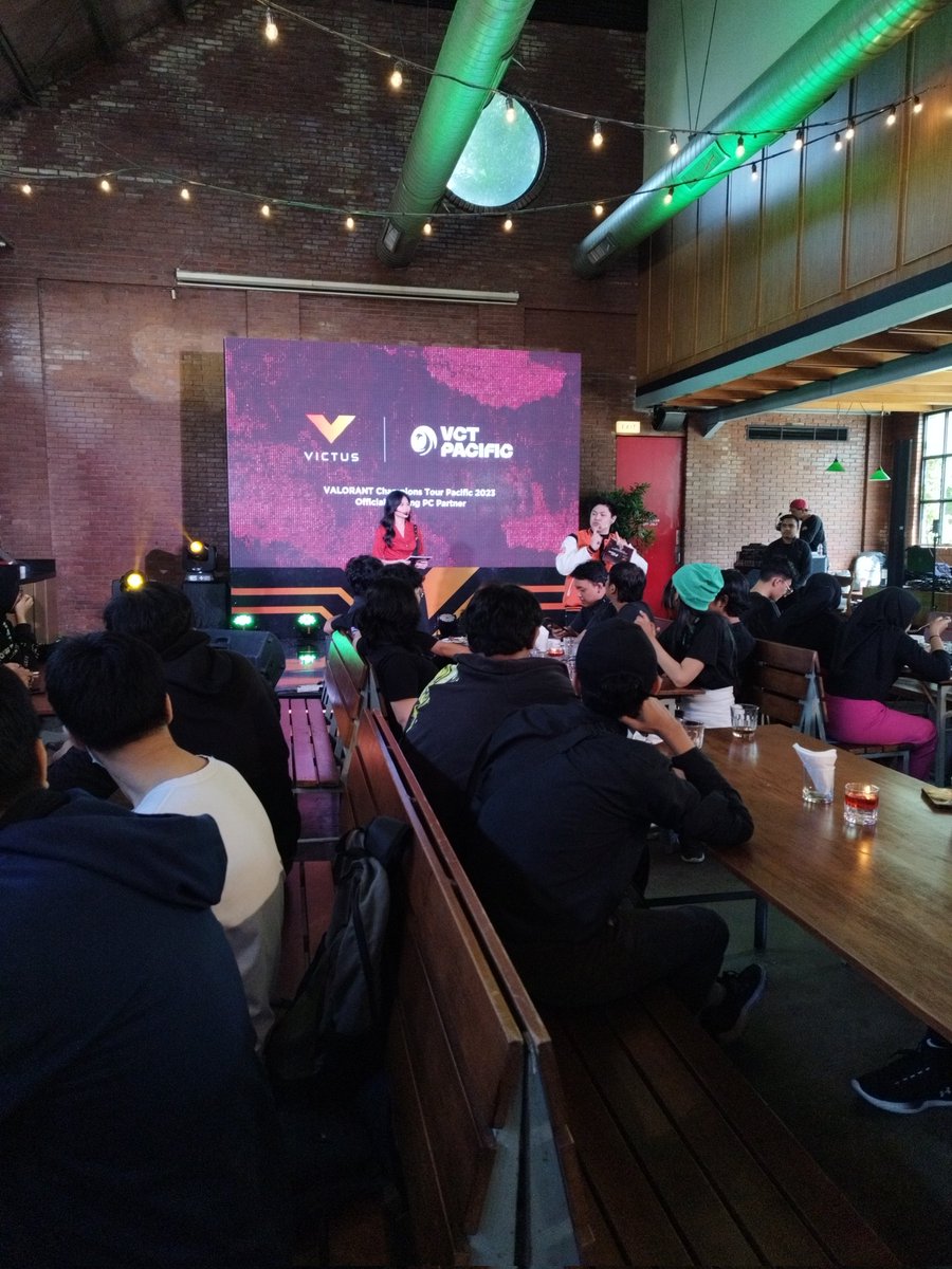 frethings's tweet image. Rameee banget nihhh acara Victus Viewing Party Event , seru banget liat pertandinga para gamers pake #HPVictus #VictusVCT mulus main nyaa 😍