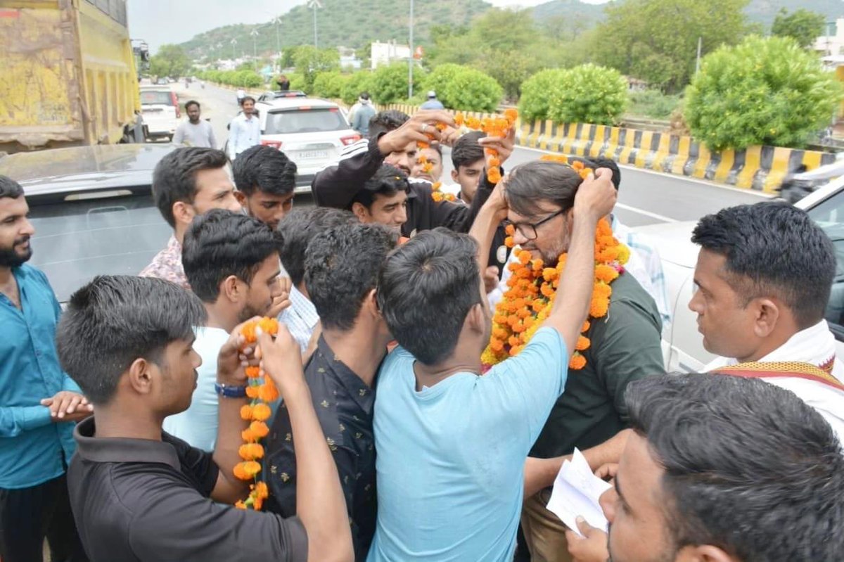 _Team_LS's tweet image. जयपुर से अजमेर के रास्ते श्री @_lokeshsharma जी का जगह-जगह पर युवा साथियों द्वारा जोरदार स्वागत...😊

#LokeshSharmaInAjmer