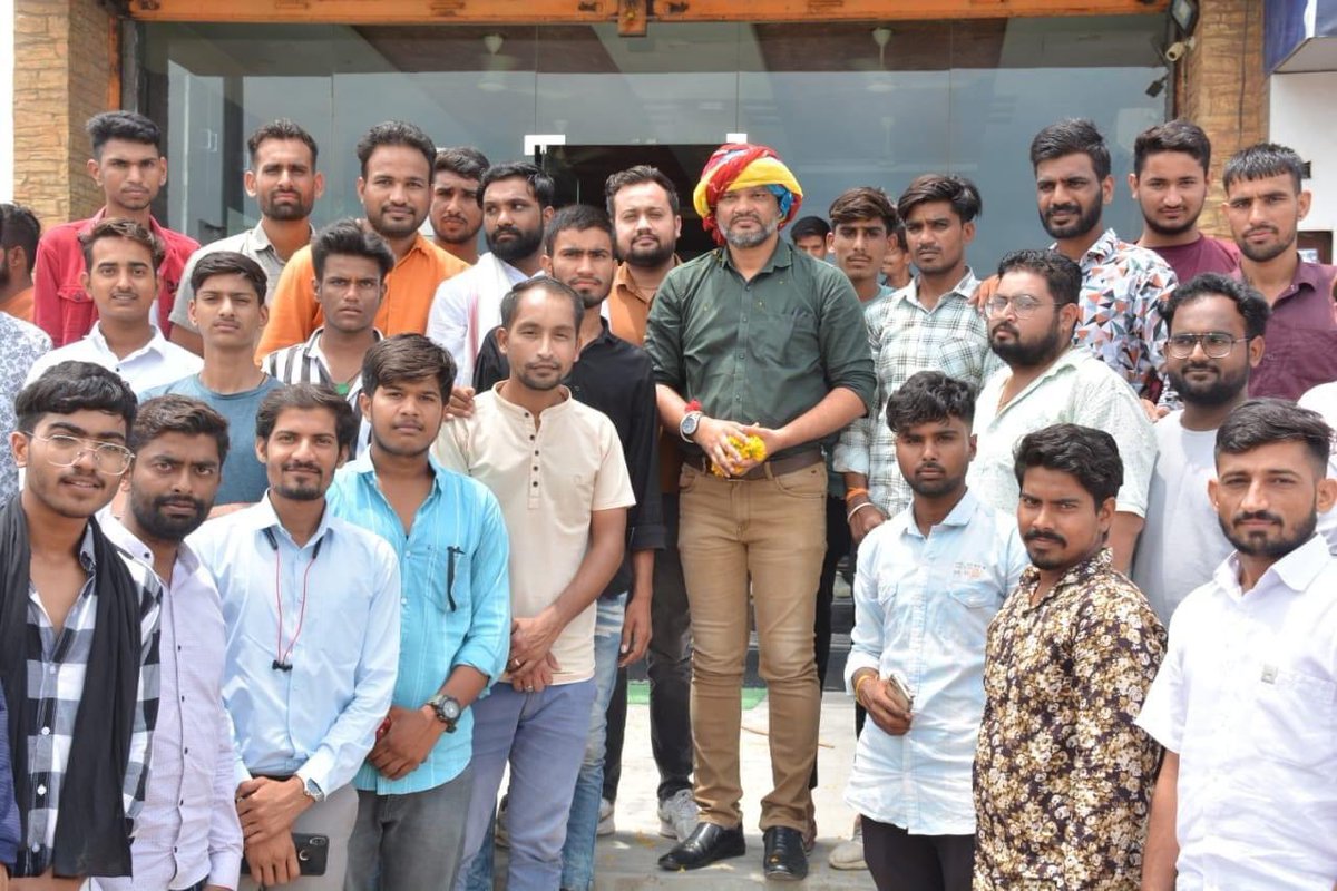 _Team_LS's tweet image. जयपुर से अजमेर के रास्ते श्री @_lokeshsharma जी का जगह-जगह पर युवा साथियों द्वारा जोरदार स्वागत...😊

#LokeshSharmaInAjmer