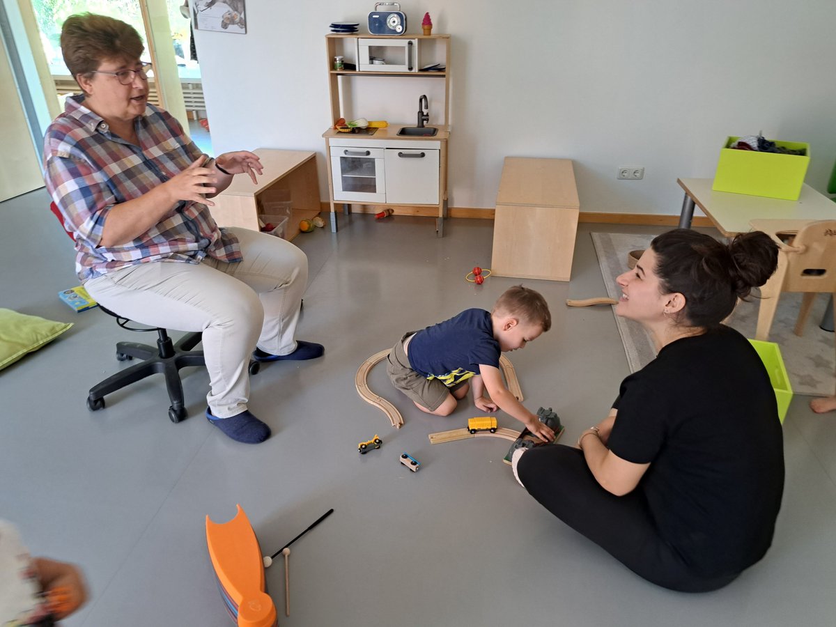 Die #KitaPolitikTage in Bayern gehen weiter: Gestern besuchte <a href="/Micky_Wenngatz/">Micky Wenngatz</a> unsere FRÖBEL-Kinderkrippe Marchioninistraße in #Muenchen. Für eine schnellere Anerkennung ausländischer #Abschlüsse, mehr Weiterbildungen und die PiA-Ausbildung überall! <a href="/paritaet_bayern/">Der Paritätische in Bayern</a> @spdmuenchen