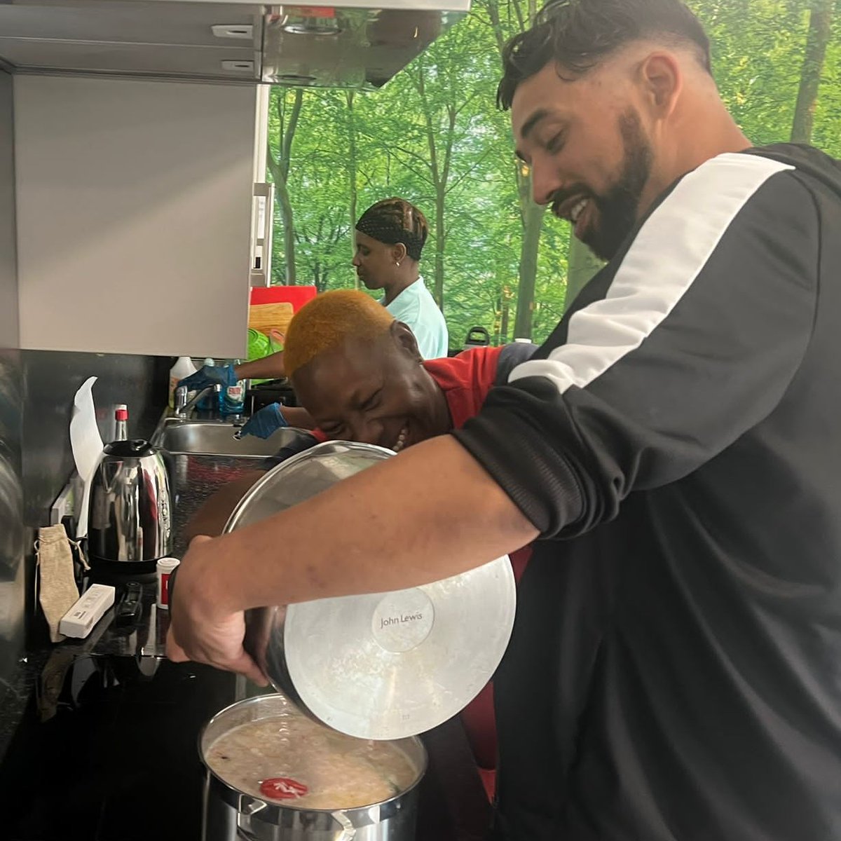 MKYMCA's tweet image. Three of our brilliant volunteers ran a workshop to teach residents how to cook traditional Jamaican food! It was a great afternoon and our residents learnt new culinary skills while having fun and meeting new people.

🍚🌶️🐔

#VolunteerSupport #CookingSkills #YMCA