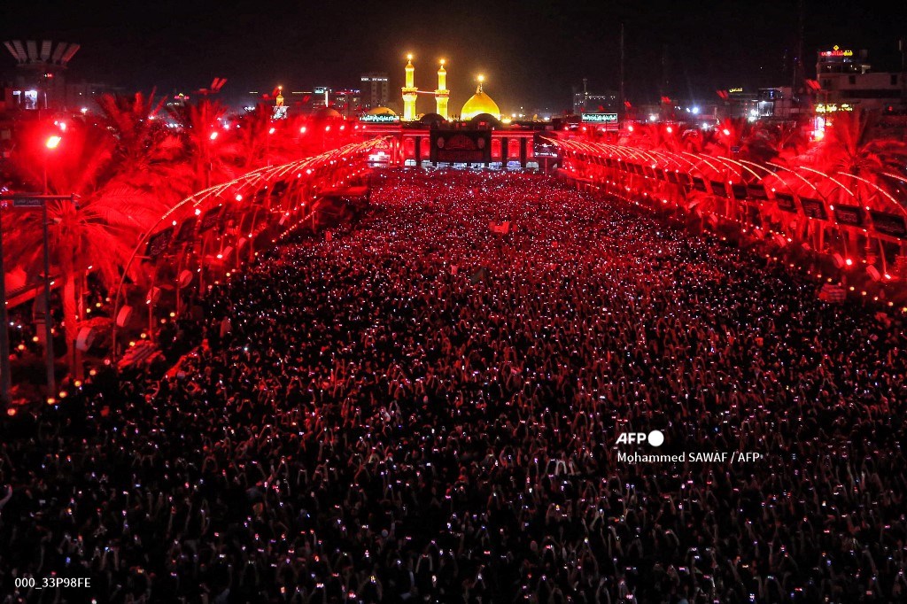 AFPphoto's tweet photo. Shiite Muslim devotees gather during the flag-changing ceremony at the shrines of Imam Hussein and Imam Abbas in Iraq's central shrine city of Karbal, on the first night of the Muslim month of Muharram and the first day of the Islamic New Year.  
 📸@mo_sawaf #AFP https://t.co/EHcsmrtIas