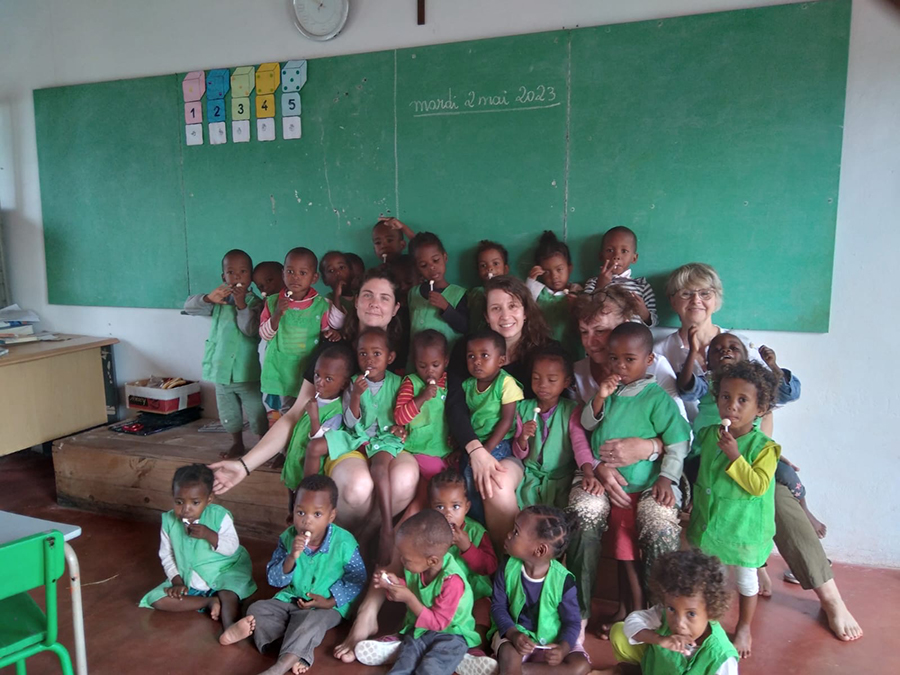 CHU_de_Poitiers's tweet photo. 💕#Générosité | Mathilde Voisin et Astrid Guinet #aidessoignantes sont parties pendant 4s à Madagascar en tant que #bénévoles avec @Fanatenane qui aide les jumeaux malgaches qui pour des raisons de croyances sont rejetés par leur famille à la naissance.
➡️ https://t.co/QIKgnryd5Y https://t.co/ff9YDQq3pf