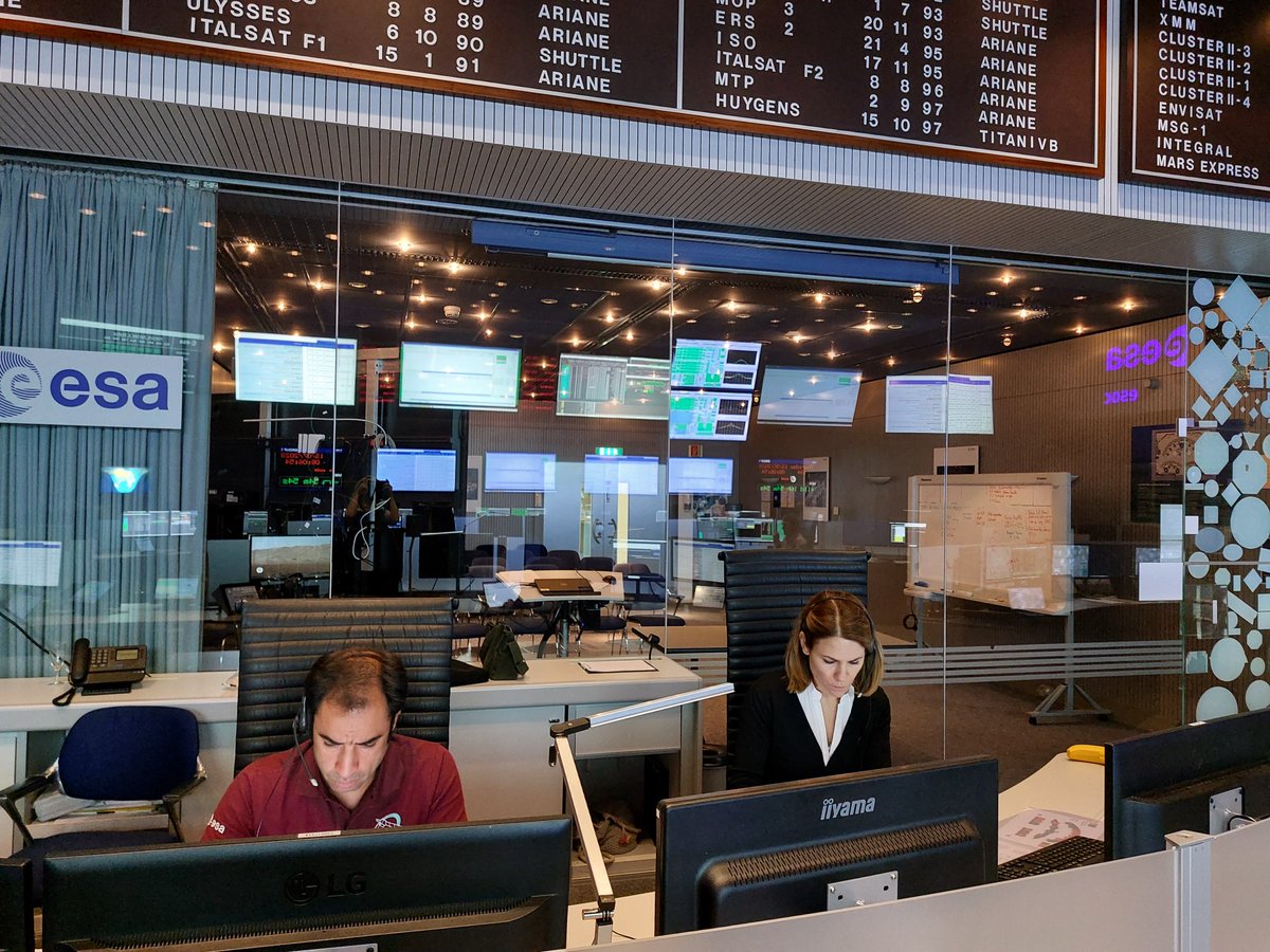 esaoperations's tweet image. A first in our Main Control Room: simulations are under way not for a launch, but to assist a satellite as it returns.

@ESA_Aeolus is coming down and teams at #MissionControl will attempt to reduce the already tiny risk as it reenters👉esa.int/Enabling_Suppo…

#ByeByeAeolus👋