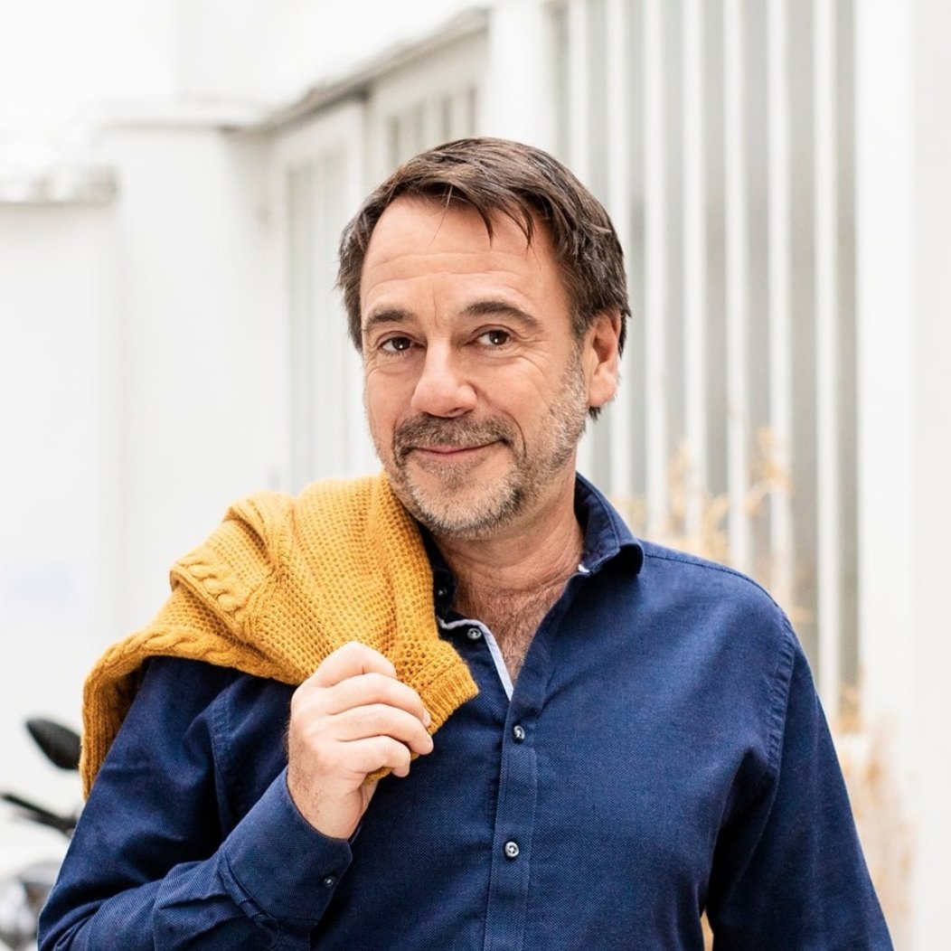 dieppefr's tweet photo. Le célèbre romancier rouennais @michelbussi est aussi un passionné de bandes dessinées 💭 ! Il sera l'une des grandes attractions 🤟🏻 du festival de BD qui se déroule samedi 22 et dimanche 23 juillet sur les pelouses du front de mer de #Dieppe. #BD #ANBD https://t.co/vdx5ojXP3T