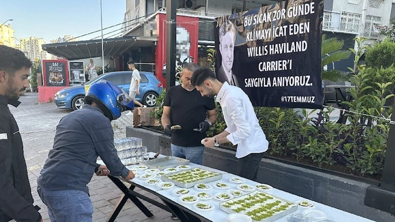 Adana'da bir grup vatandaş, Klimayı icat eden Willis Haviland Carrier anısına tatlı dağıttı.