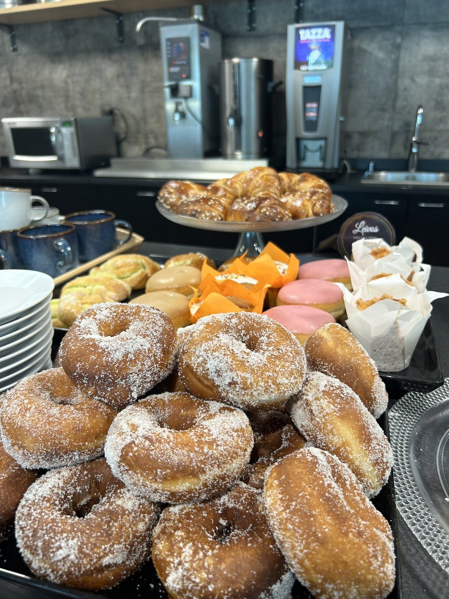 Nam tuoreita munkkeja Ravintola Kauppi Sports Centerissä sekä muitakin herkkuja tarjolla. 😋 

Olemme tänään avoinna klo 8-21. Tervetuloa!☀️

#kauppisportscenter #kauppi #ravintola #ravintolakauppisportscenter #tampere #tampereravintola #lounas #menu #cafe