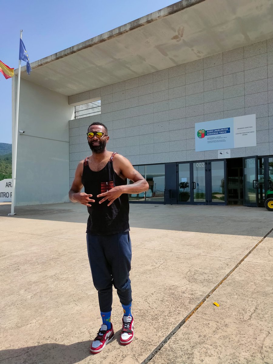 tuve el honor de  compartir mi musica en el centro penitenciario de Zaballa. Ya  sabéis, en mis letras siempre hablo sobre racismo y mi comunidad  de exclusión y de la falta de oportunidades. el de ayer fue🔥 repito Solo se pide una oportunidad pa que su vida se vuelva a encajar