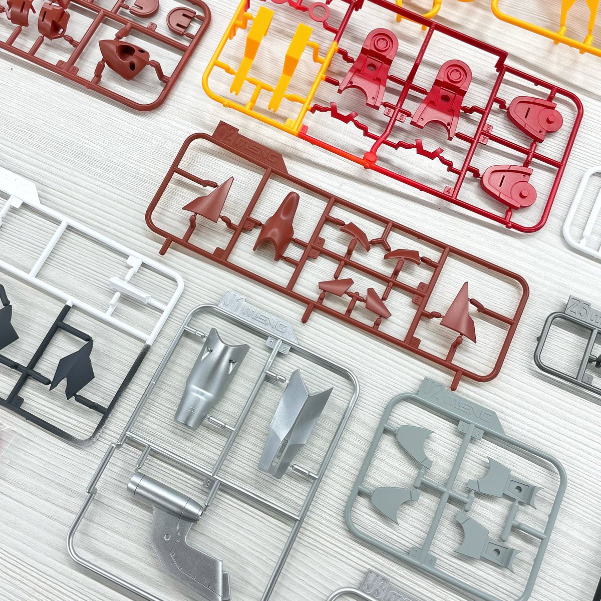 creoshobby_info's tweet image. #MENGMODEL のエヴァンゲリオン 零号機が弊社から今週金曜日に出荷いたします！来週半ばより店頭に並ぶと思いますので、ぜひチェックしてみてください！
豊富なランナーから出来上がる零号機は全長47cmの超特大サイズ🙌
LEDパーツにより目元は光る仕様に✨射出台と合わせるのも良いですね〜
(担当D)