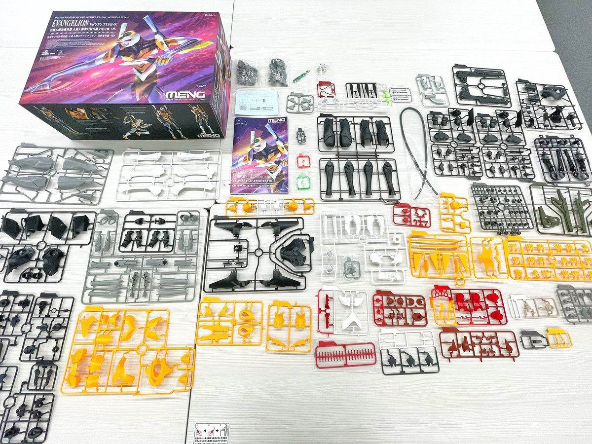 creoshobby_info's tweet image. #MENGMODEL のエヴァンゲリオン 零号機が弊社から今週金曜日に出荷いたします！来週半ばより店頭に並ぶと思いますので、ぜひチェックしてみてください！
豊富なランナーから出来上がる零号機は全長47cmの超特大サイズ🙌
LEDパーツにより目元は光る仕様に✨射出台と合わせるのも良いですね〜
(担当D)