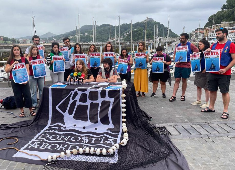 #ANPirata2023

Mundua aldatzeko ez da, derrigor, mundu osoa aldatu behar. Nahikoa dugu espazio txiki bat hartu, eragin eta, bihurri zein auzolanean, eraldaketa posible dela erakustea. 

🏴‍☠️Horixe gara gu: dena iraultzeko bulkada eta erokeriatik jaiotako olatu geldiezina.