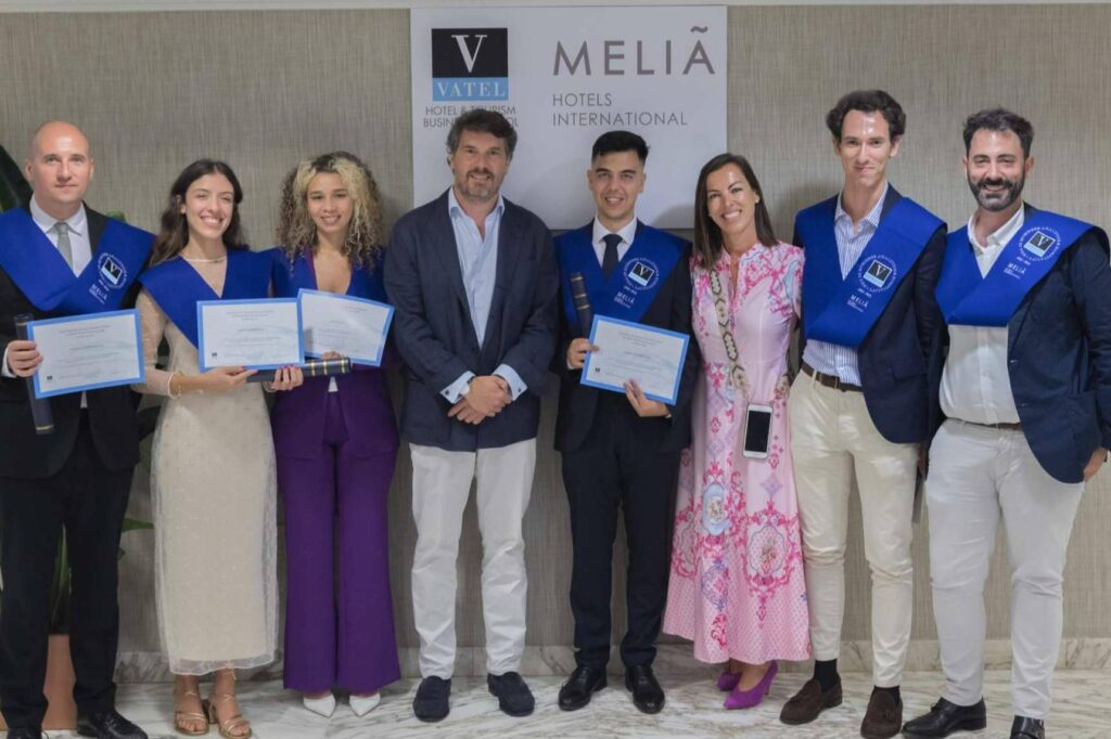 vatelmadrid's tweet photo. ¡#VatelSpain y #MeliaHotelsInternational han celebrado el primer acto de graduación del programa MBA! 
Gracias a https://t.co/isUd5uOmfG por destacar este logro:
https://t.co/Al5apFuGwh https://t.co/aFTeOigMmY