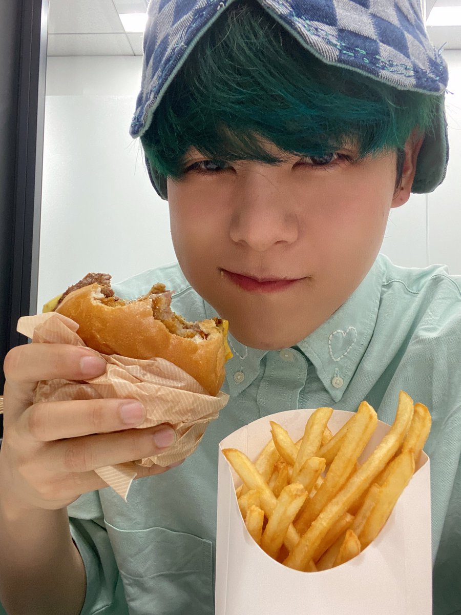 Sho3s2's tweet photo. 原宿歩いてたら3回スカウトされた！
今年30歳でも大丈夫そ？？😏 https://t.co/gfCcnl6Vwj