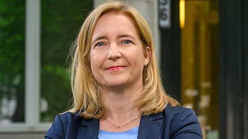 Leibniz-Institut für Medienforschung (@bredowinstitut) on Twitter photo For kids and adolescents, interactions with others online can pose particular risks: #Cybermobbing, #Cybergrooming, etc. In our recent study <a href="/KiraThiel/">Kira Thiel</a> and <a href="/ClaudiaLampert/">Claudia Lampert</a> examined these "interaction risks" as well as young peoples’ coping strategies. Some key findings 🧵⤵️ For kids and adolescents, interactions with others online can pose particular risks: #Cybermobbing, #Cybergrooming, etc. In our recent study <a href="/KiraThiel/">Kira Thiel</a> and <a href="/ClaudiaLampert/">Claudia Lampert</a> examined these "interaction risks" as well as young peoples’ coping strategies. Some key findings 🧵⤵️