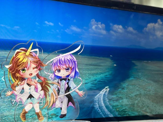 暇なので「アクリルスタンドとスクリーンセーバーを合わせて、お出かけっぽい写真を撮る」っていうのを思いついちゃいました