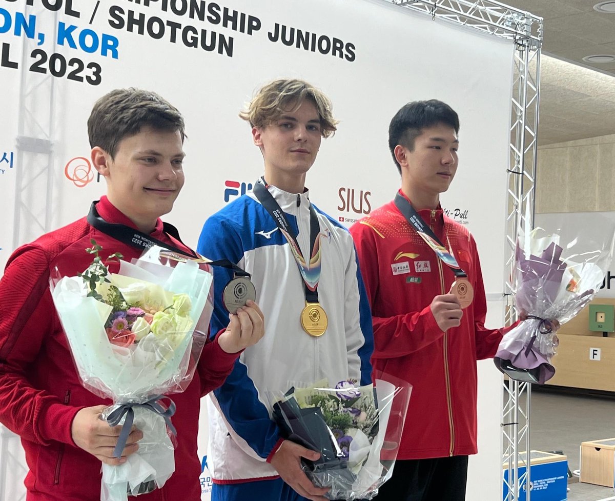 tir_ff's tweet photo. 🇰🇷 Championnat du monde @issf_official Juniors 🇰🇷

📍 Changwon📍

CHAMPION DU MONDE ✖2⃣ 

▶️ Après le titre à 10 m hier, Romain AUFRÈRE décroche une nouvelle médaille d'or et un 2e titre de champion du monde aujourd'hui en Carabine 50 m 3 positions 🥇👏🏻

#WCHJuniors @EquipeFRA https://t.co/cdmjTWk9f7