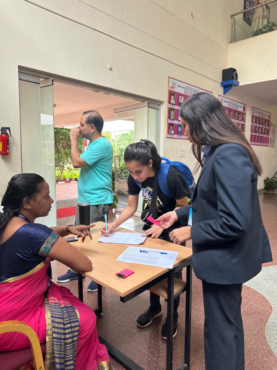 Aifdbangalore's tweet image. Fresher's being eased into #AIFD! Counselling and guidance sessions by faculties to parents and students! #motivation #freshoutlook #beginningofabeautifuljourney @adgpi @IaSouthern @area_db @nssibia @Prodef_blr @IAF_MCC @IndiannavyMedia @pib