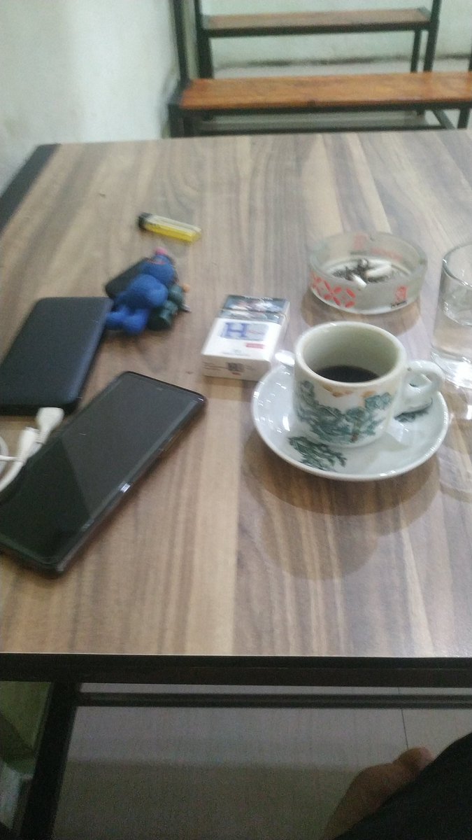 Walaupun situasi dan kondisinya berserakan dan belum terstruktur yang penting ada kopi nya 😅