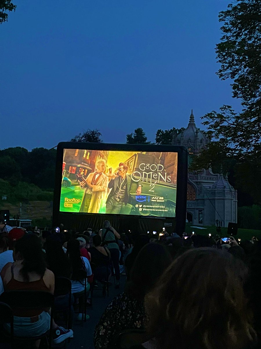 HochShotsNYC's tweet photo. Early Screening
#GoodOmens2 #prescreen #cemetary #viewing #rooftopfilms https://t.co/RrIVagPjyw