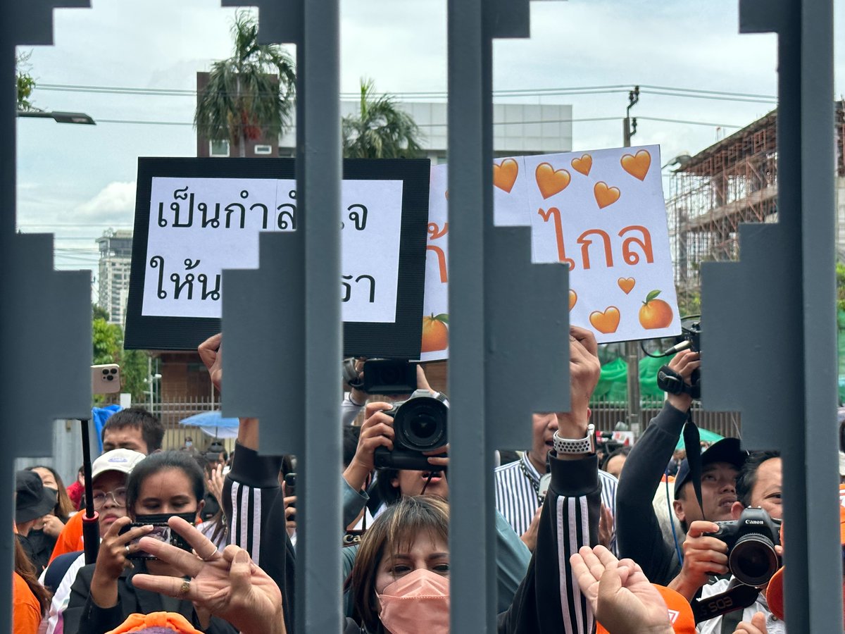 thestandardth's tweet photo. ประชาชนไม่พอใจ ประชิดประตูรัฐสภา หลังศาลสั่ง #พิธา หยุดปฏิบัติหน้าที่ส.ส.

วันนึ้ (19 กรกฎาคม) ที่บริเวณประตูหน้าอาคารัฐสภา มีประชาชน ที่เดินทางมาให้กำลังใจ พิธา ลิ้มเจริญรัตน์ ในการโหวตนายกรัฐมนตร��� รอบที่สอง ได้ตะโกนส่งเสียงไม่พอใจ และแสดงความคิดเห็นหลังทราบข่าวว่า #ศาลรัฐธรรมนูญ ได้รับคำร้องพิธาปมถือหุ้น ITV และสั่งให้มีการหยุดปฏิบัติหน้าที่ส.ส.จนกว่าจะมีคำวินิจฉัย

#TheStandardNews #โหวตนายกรอบ2 
#ประชุมสภา #หุ้นitv