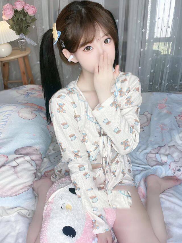 「上新」今日の限定🅰️ 南京福利姬严选
￣￣￣￣￣￣￣￣￣￣￣￣￣￣￣￣￣
官方推荐丨心软萝莉酱

⚪️05
⚪️163
⚪️C

夏天萝莉配可乐更爽！

娇小可爱丨粉嫩多汁丨听话乖巧丨卡哇伊内

严选全国少女更新至第 1063 位✅