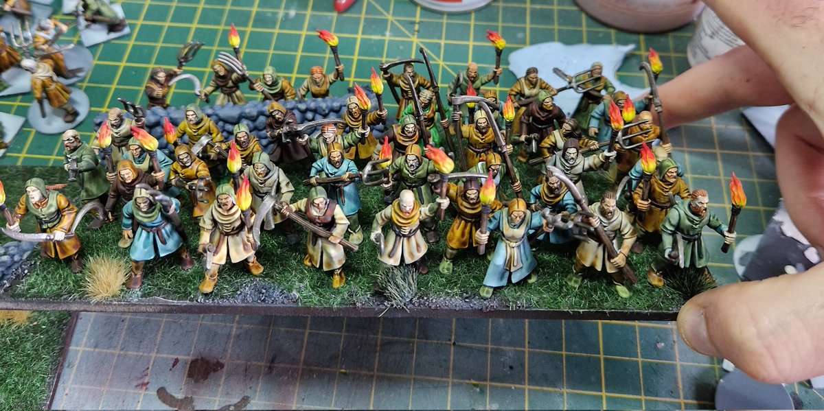 Completed my legions of penitents for my new Order of the Brothermark army. Really happy how these turned out. Torches and pitchforks for the win! These rabble minis are great.

#kingsofwar #miniaturepainting #
