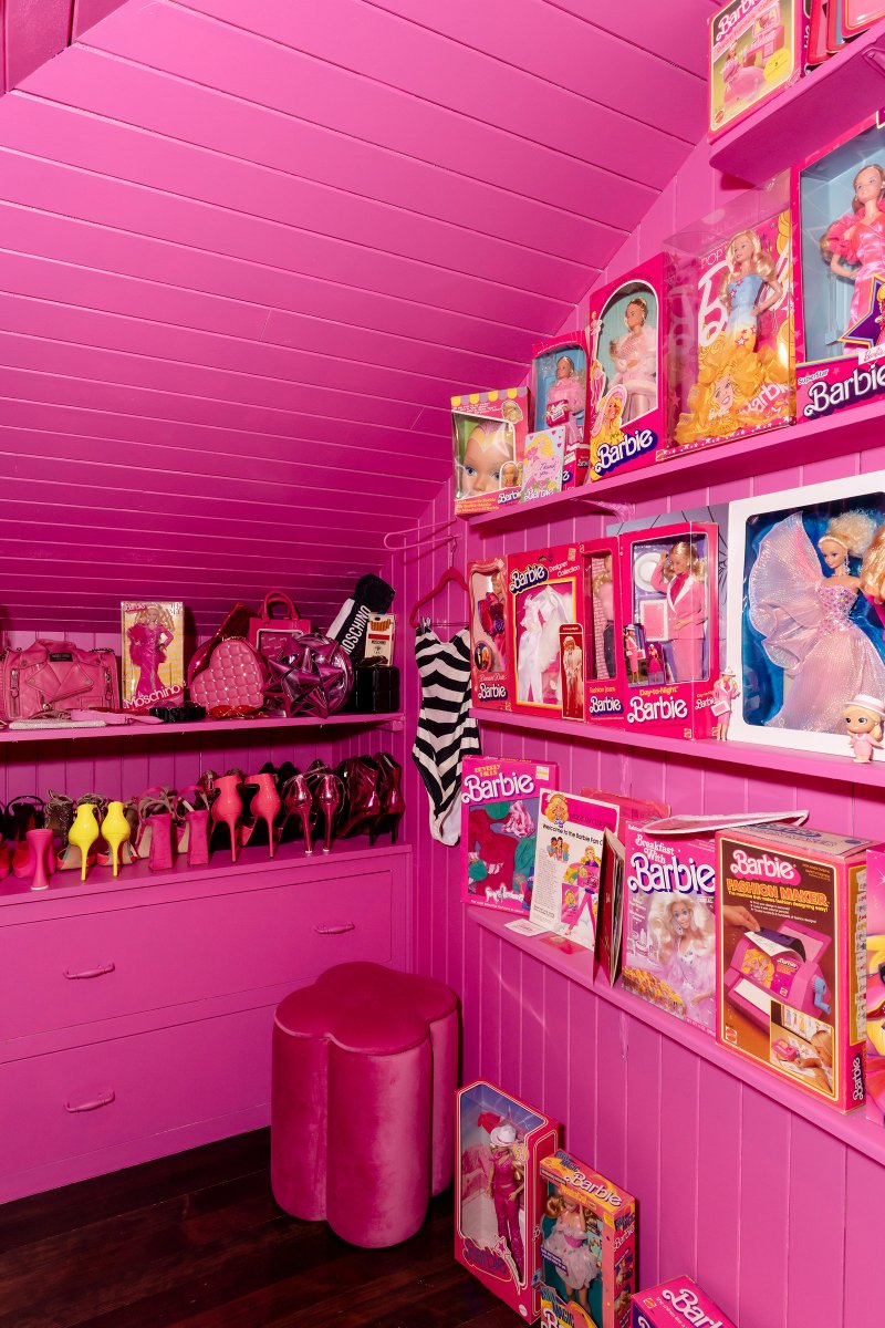 Darian Darling a Los Angeles-based makeup artist has made #Barbie World her reality. More on the two home she has transformed into facsimiles of Barbie’s DreamHouse: vogue.cm/c2JcvW2