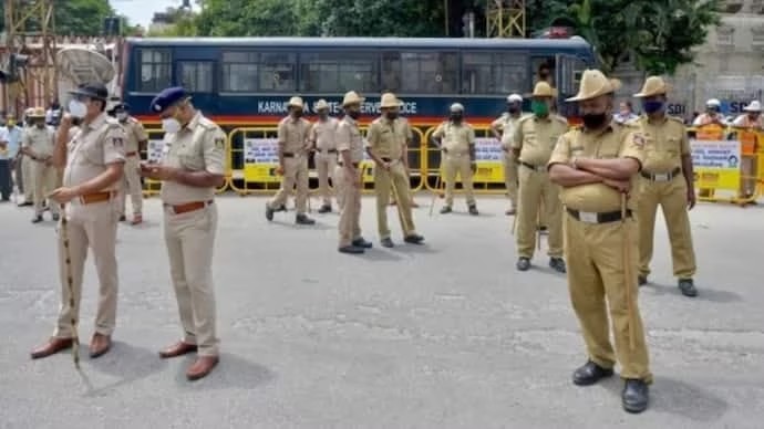 Central Crime Branch (CCB) arrests 5 suspected terrorists in Karnataka identified as Syed Suhel, Umar, Janid, Mudasir &amp; Zahid 

Group allegedly planned a blast in Bengaluru. Were previously accused in a 2017 murder case, met other terrorists in jail &amp; got radicalised. CCB also