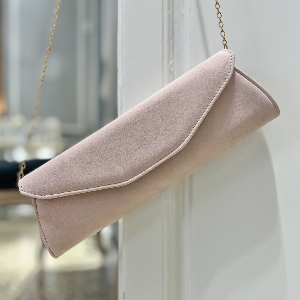 Nuestro #bolso_baguette en piel color nude… ♥️♥️♥️
El #complemento perfecto para tu próximo evento 🔝🔝🔝
.
.
Se realizan envíos a toda España. 
.
.
#airun #airuntocados #tocadosairun #complementos #artesania  #choker #pendientes #earrings #bolso #bag #cartera