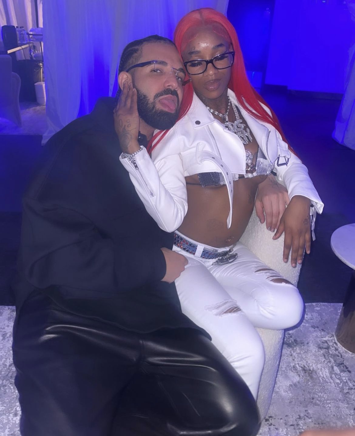 Pop Tingz on X: "Drake shares photo with Sexyy Red backstage at his show:  “If my girl see y'all backstage being thirsty it's gonna get smokey… Just  met my rightful wife” https://t.co/gYdho1u3cm" /