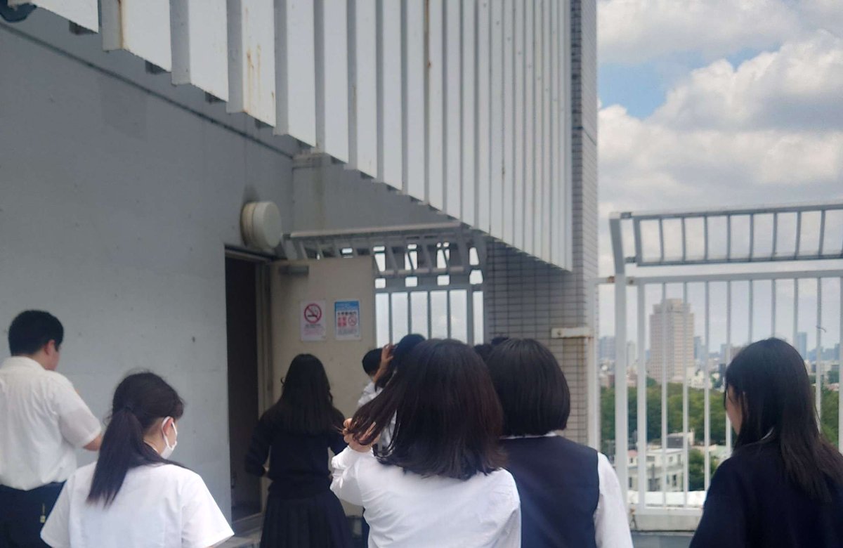 tcm_tokyo's tweet photo. TCMHSの魅力を学内外に発信するPromotion Leadersという委員会活動の様子です。この日はPLのメンバーで委員会の広報用の写真を大学の屋上で撮影しました。PLのこれからの活動をお楽しみに!(PL)
#TCMHS
#PromotionLeaders https://t.co/QD5flOopkr
