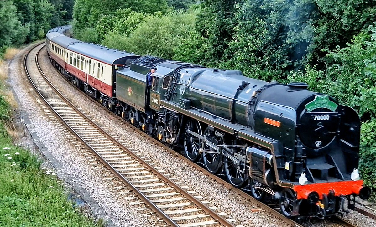 Another Tuesday treat, as tonight's @SunsetSteamExp was pulled into the Surrey Hills by 70000 'Britannia', seen here rounding the bend nice and slowly so I could get a good look at her... @Steam_Dreams https://t.co/fV5At0MA3e