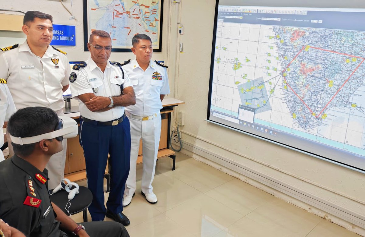 IN_NAO_SCHOOL's tweet photo. #BridgeOfFriendship
Officers of 36th NHCC  and International Officers of 7th Maritime Security Course visited Naval Air Operations School and witnessed various training facilities including state of the art flying simulator. https://t.co/YeuFFc150O