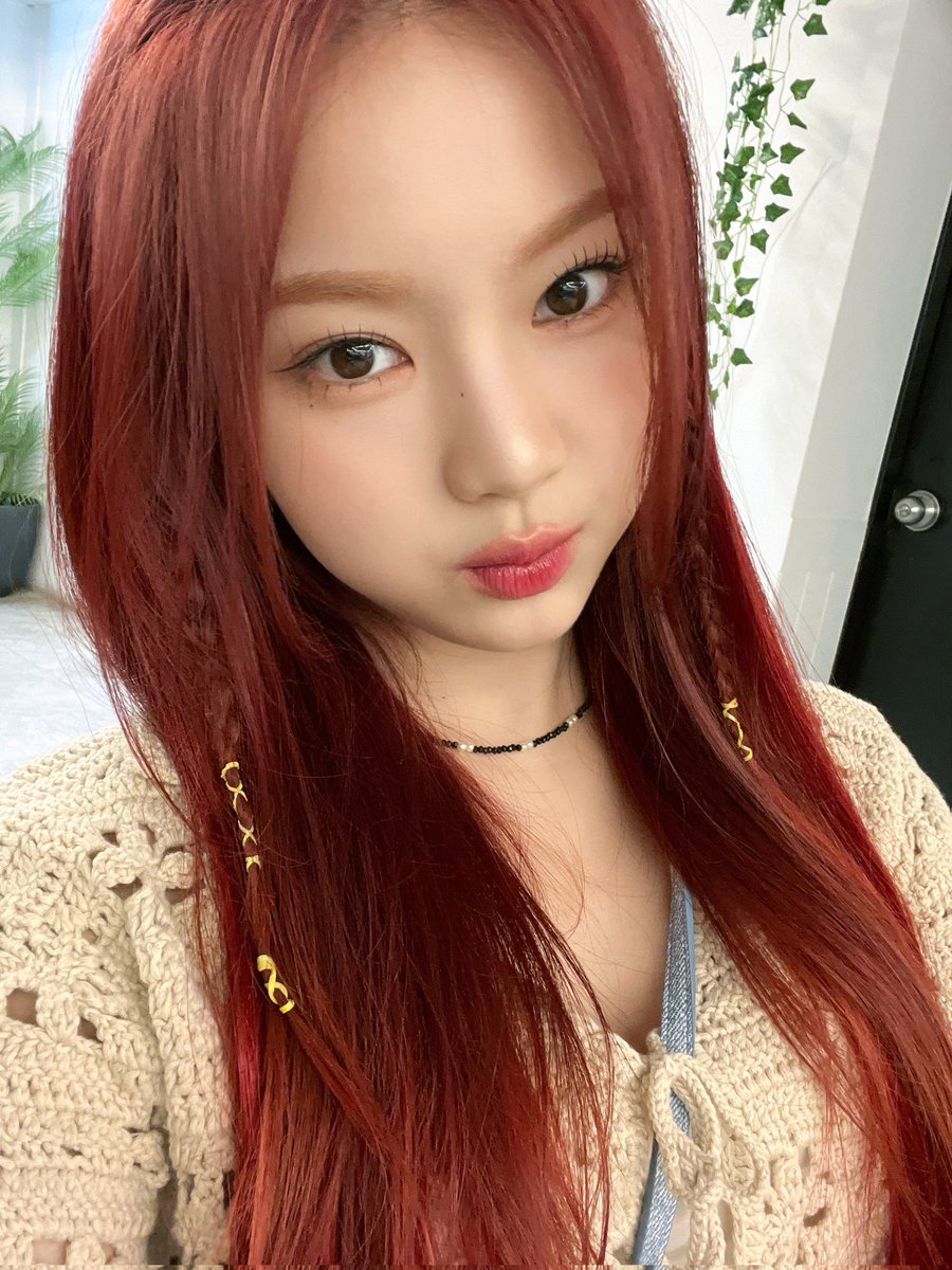 A selfie that will steal your heart! Today is finally "Pang Pang STAYC First boardcast! Tonight at 9:30 pm. Please don't miss it! 🐱💗