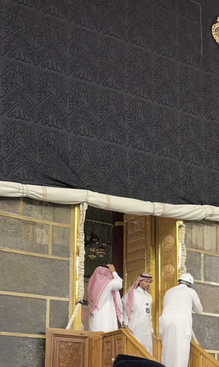 theholymosques's tweet photo. The door of Ka’bah was opened earlier this morning! https://t.co/CCSY5JbmN5