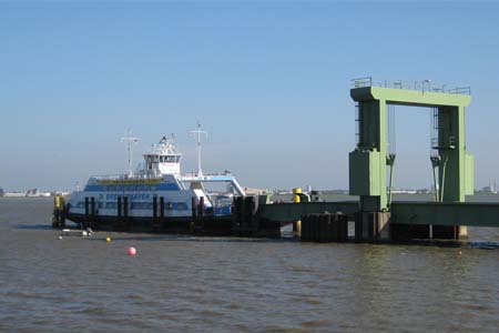 Die Stadt Nordenham sucht weitere Partner, die sich an der  Weserfähre beteiligen. Da diese Nachricht intensiv u. a. in den  sozialen Netzwerken diskutiert wird, nimmt die Stadtverwaltung dazu  Stellung:
t1p.de/m2uys