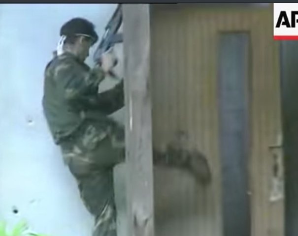 customexico's tweet image. TLがタクティカルだカマホモだ何だとうるさいので、ここでボスニア内戦式タクティカルを伝授しよう。

まずはドアを蹴破ろう！　(ダイナミックに！)
口で手榴弾のピンを抜いて投げこもう！(ワイルドに！タフガイの如く！)
弾丸をぶち込みながらエントリー！(勇ましく！)
以上！